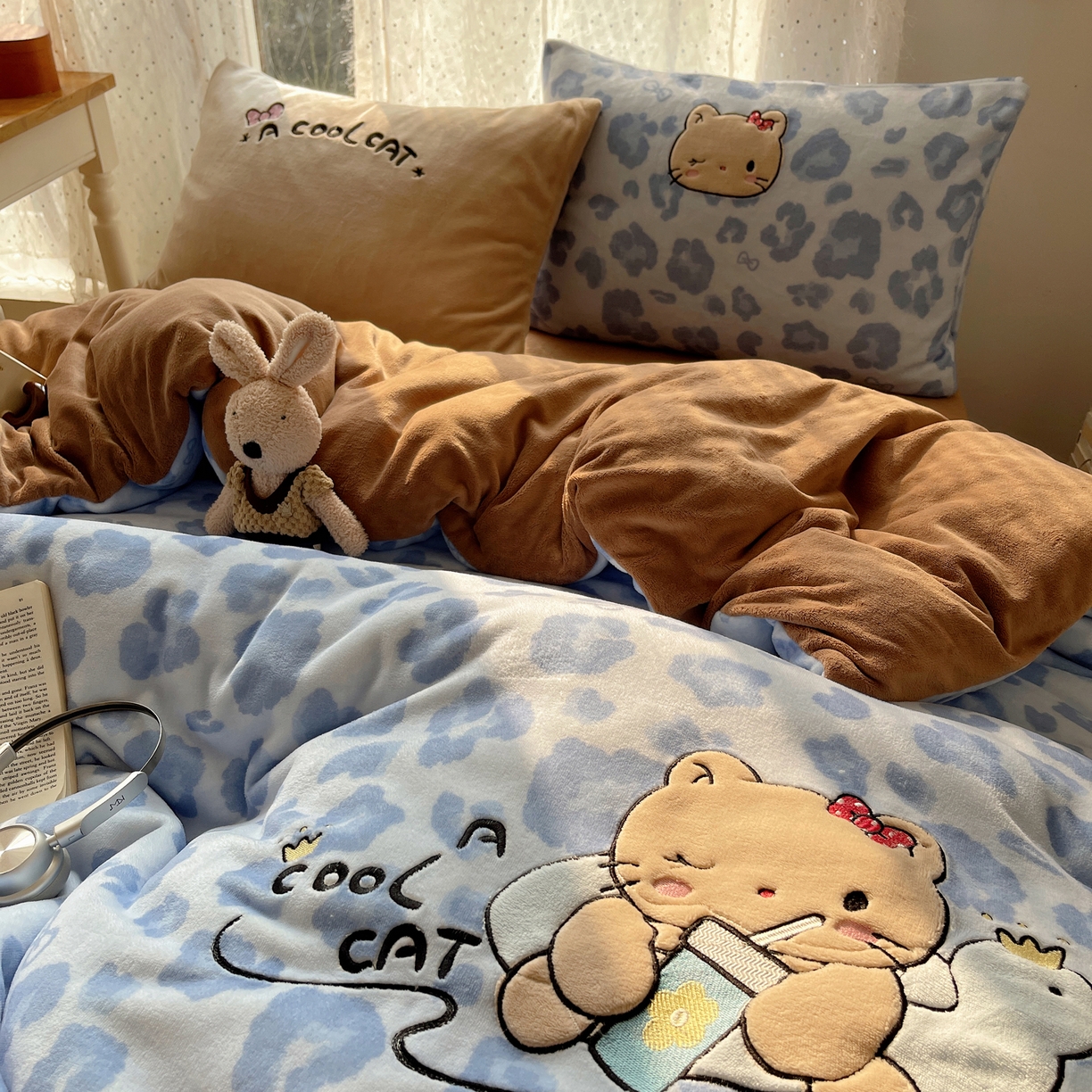 91家纺网 家纺一手货源 找家纺 轻奢坊 2025新款牛奶绒可爱猫咪豹纹贴布绣四件套 蓝豹黑皮猫