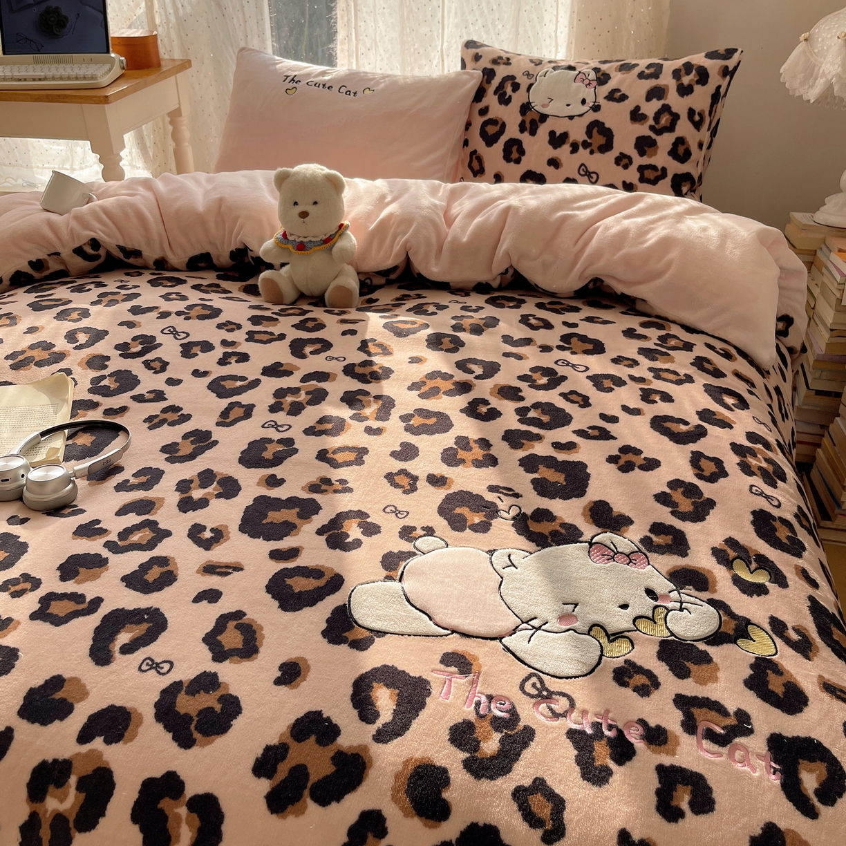 91家纺网 家纺一手货源 找家纺 （总）轻奢坊 2025新款牛奶绒可爱猫咪豹纹贴布绣四件套