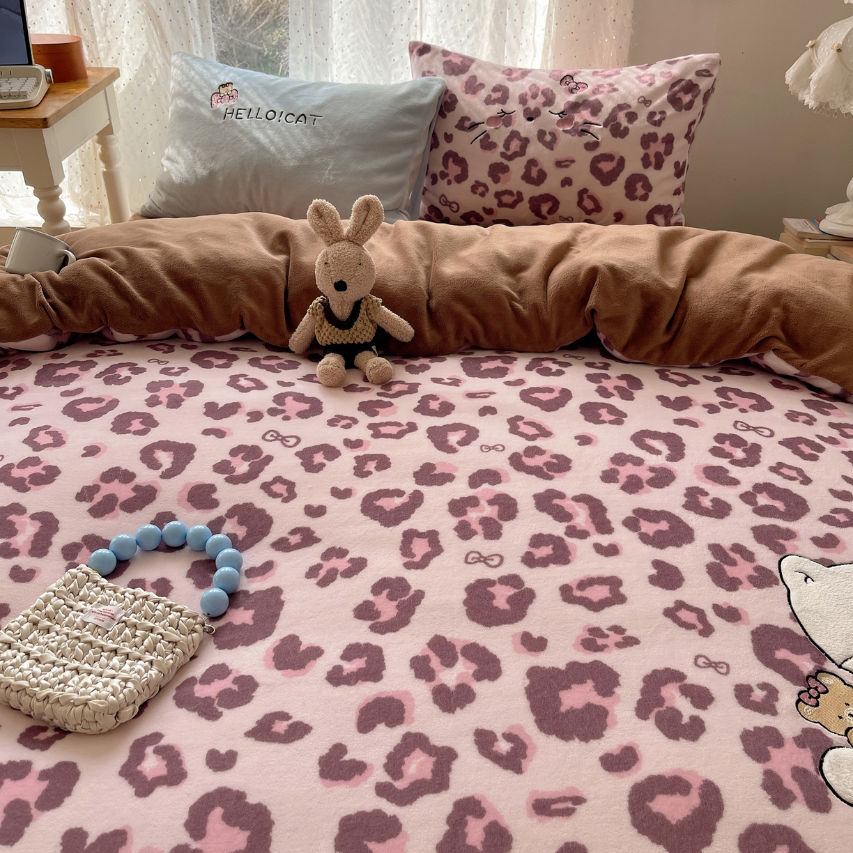 91家纺网 家纺一手货源 找家纺 轻奢坊 2025新款牛奶绒可爱猫咪豹纹贴布绣四件套 粉豹呆萌猫