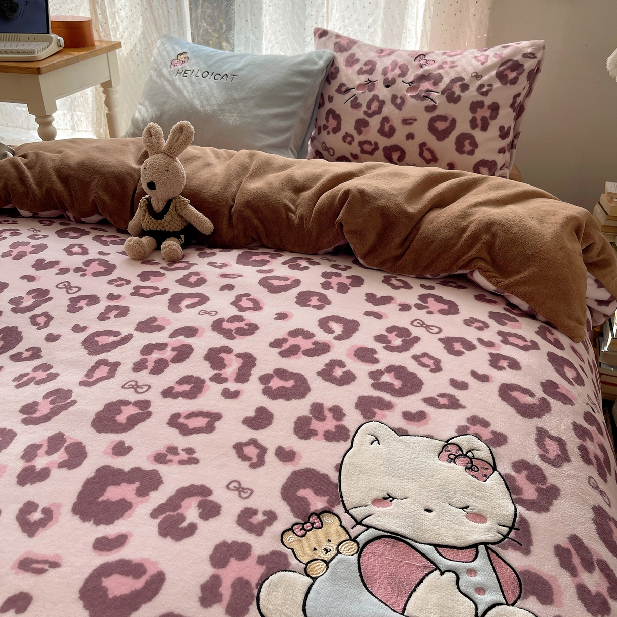 91家纺网 家纺一手货源 找家纺 轻奢坊 2025新款牛奶绒可爱猫咪豹纹贴布绣四件套 粉豹呆萌猫