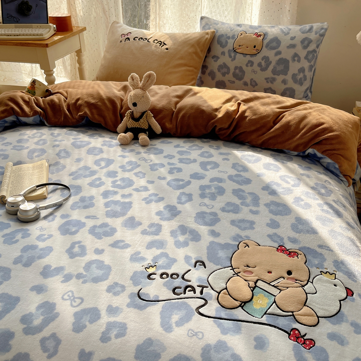 91家纺网 家纺一手货源 找家纺 轻奢坊 2025新款牛奶绒可爱猫咪豹纹贴布绣四件套 蓝豹黑皮猫