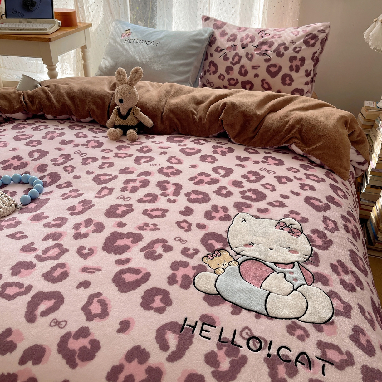 91家纺网 家纺一手货源 找家纺 轻奢坊 2025新款牛奶绒可爱猫咪豹纹贴布绣四件套 粉豹呆萌猫