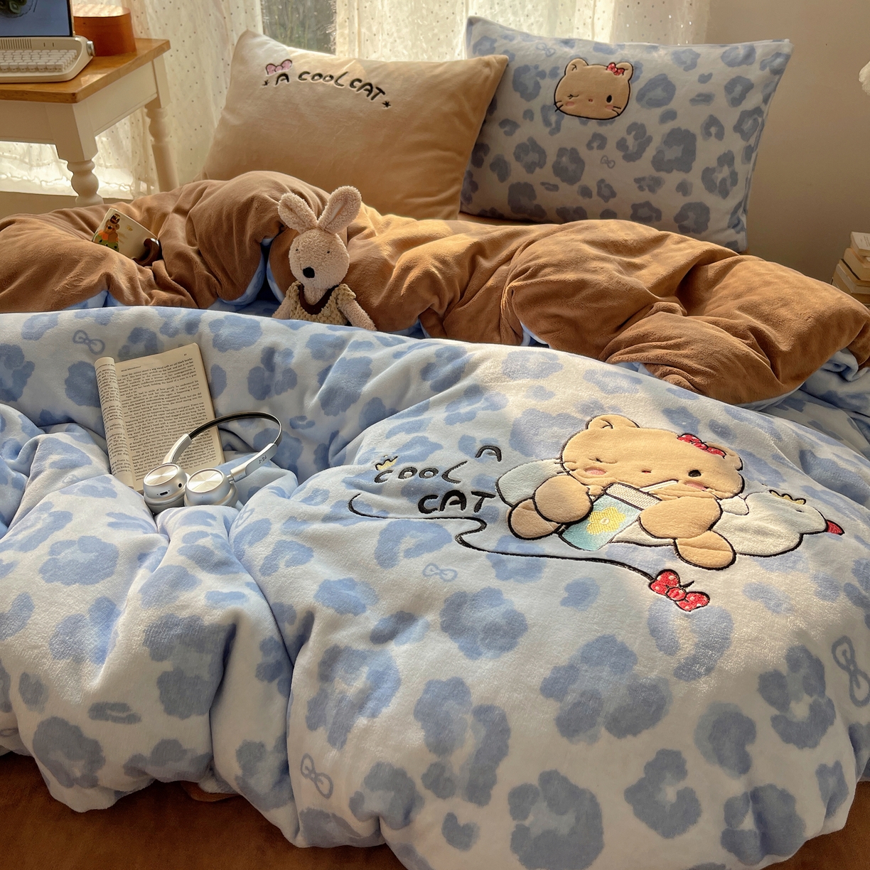 91家纺网 家纺一手货源 找家纺 轻奢坊 2025新款牛奶绒可爱猫咪豹纹贴布绣四件套 蓝豹黑皮猫