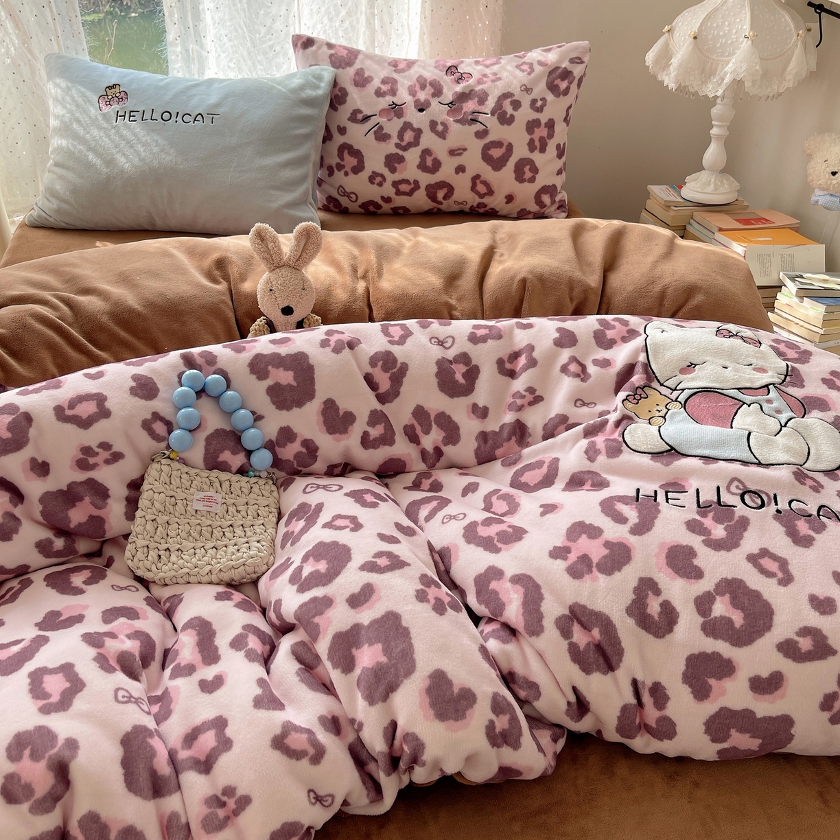 91家纺网 家纺一手货源 找家纺 轻奢坊 2025新款牛奶绒可爱猫咪豹纹贴布绣四件套 粉豹呆萌猫