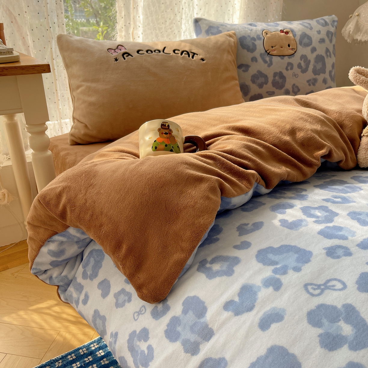 91家纺网 家纺一手货源 找家纺 轻奢坊 2025新款牛奶绒可爱猫咪豹纹贴布绣四件套 蓝豹黑皮猫