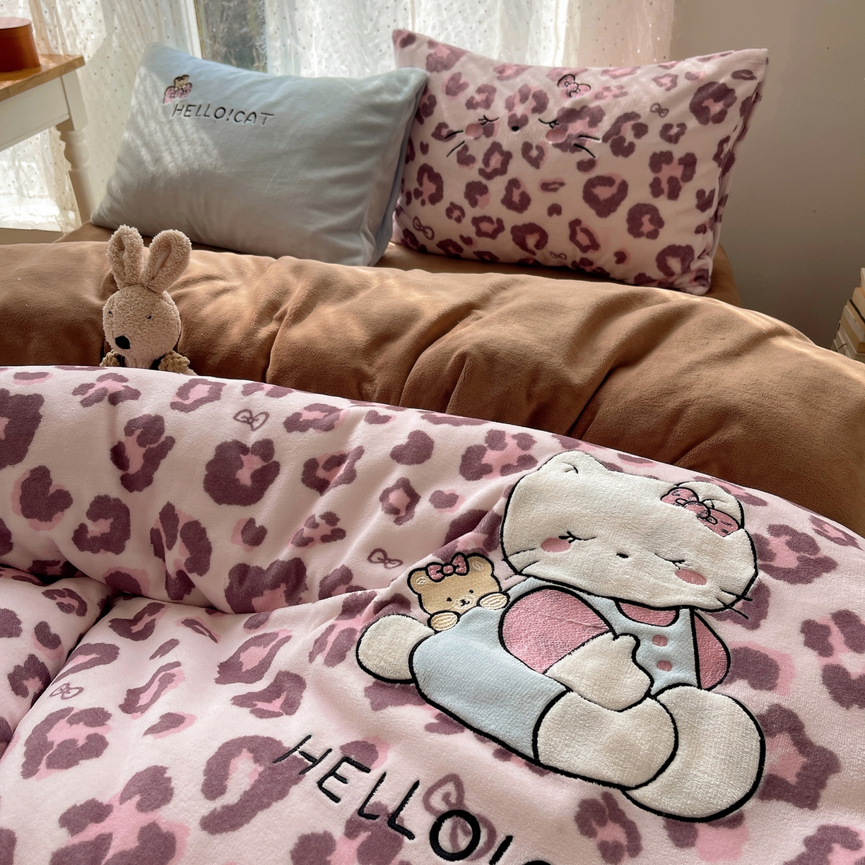 91家纺网 家纺一手货源 找家纺 轻奢坊 2025新款牛奶绒可爱猫咪豹纹贴布绣四件套 粉豹呆萌猫