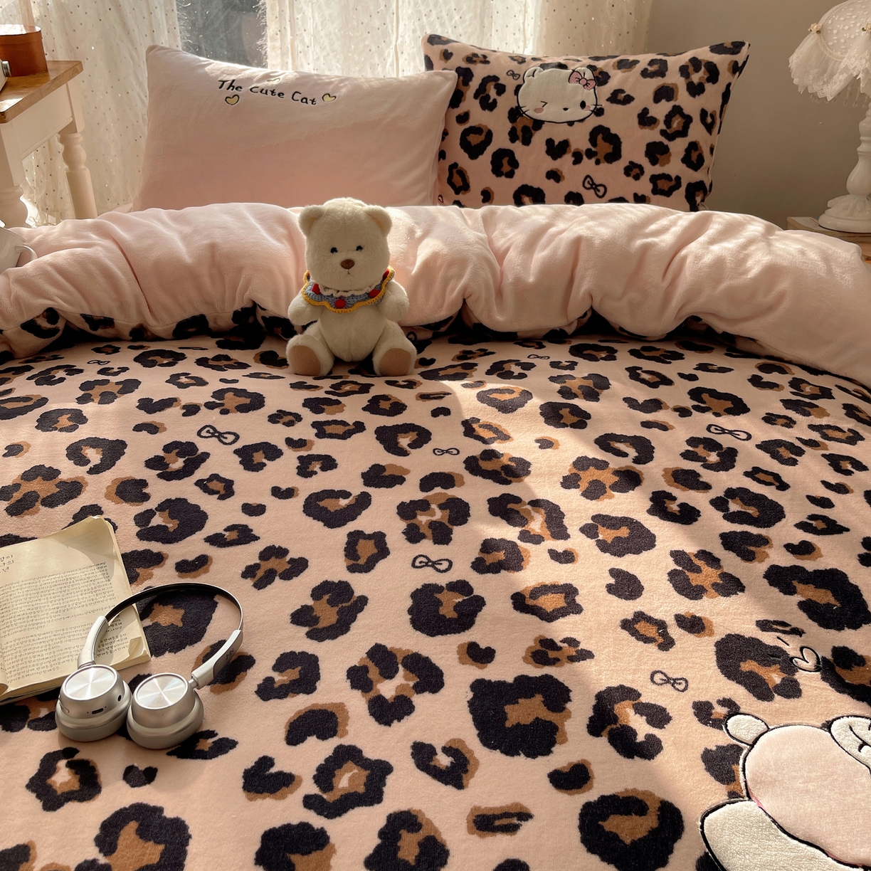 91家纺网 家纺一手货源 找家纺 轻奢坊 2025新款牛奶绒可爱猫咪豹纹贴布绣四件套 咖豹心心猫