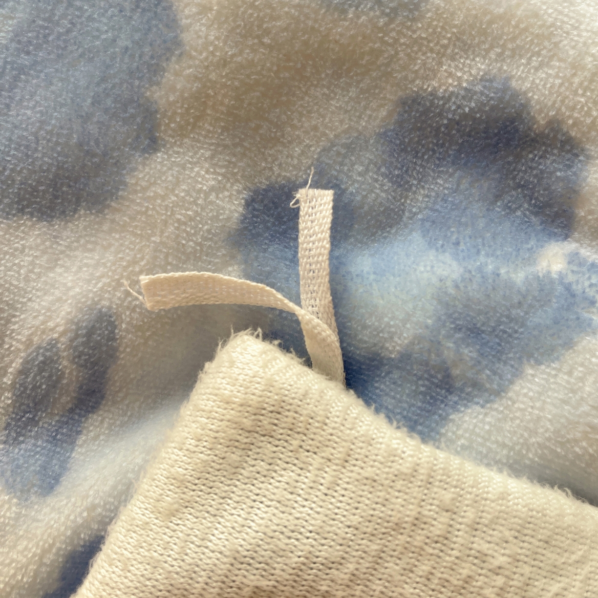 91家纺网 家纺一手货源 找家纺 轻奢坊 2025新款牛奶绒可爱猫咪豹纹贴布绣四件套 蓝豹黑皮猫