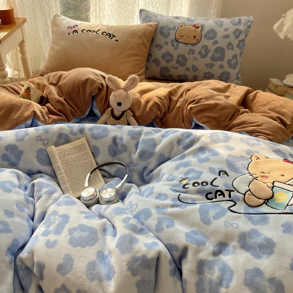 91家纺网 家纺一手货源 找家纺 轻奢坊 2025新款牛奶绒可爱猫咪豹纹贴布绣四件套 蓝豹黑皮猫