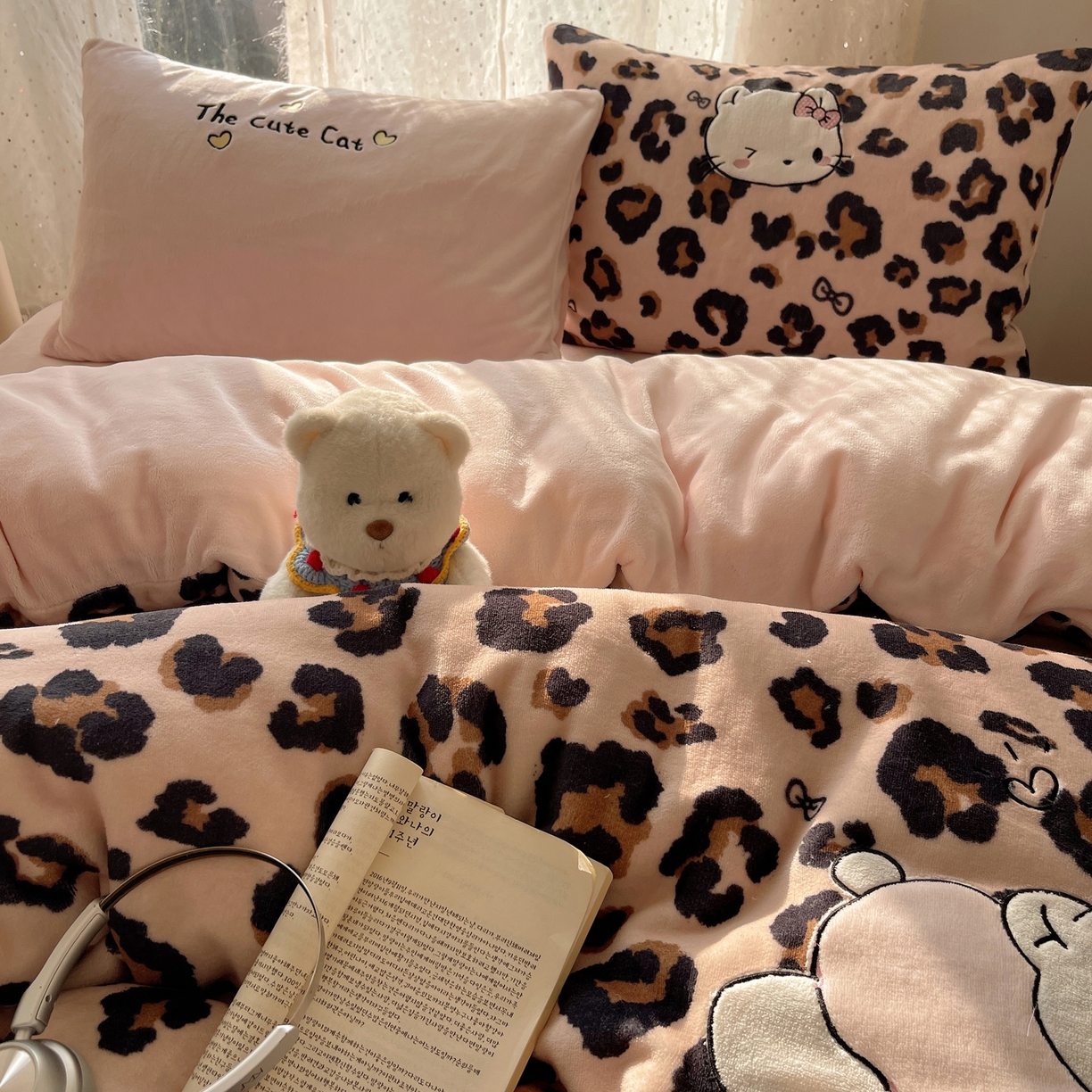 91家纺网 家纺一手货源 找家纺 轻奢坊 2025新款牛奶绒可爱猫咪豹纹贴布绣四件套 咖豹心心猫