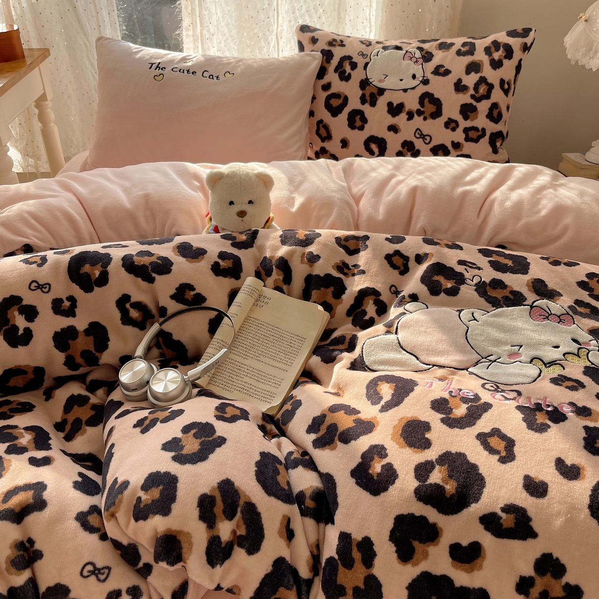 91家纺网 家纺一手货源 找家纺 （总）轻奢坊 2025新款牛奶绒可爱猫咪豹纹贴布绣四件套