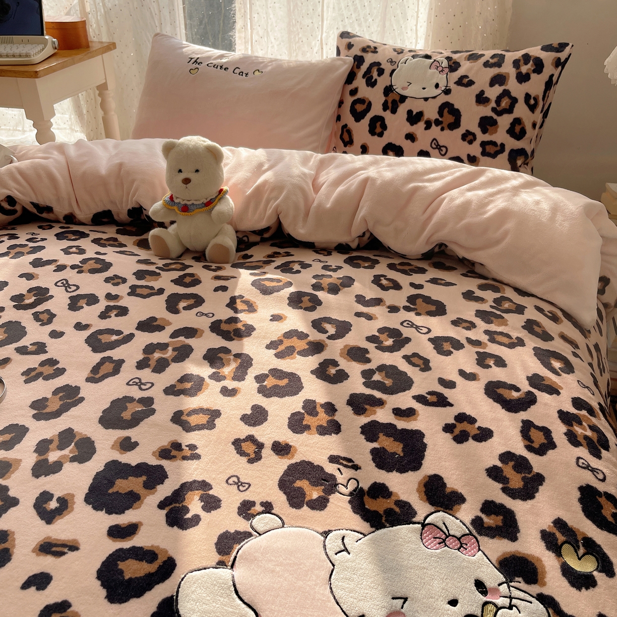 91家纺网 家纺一手货源 找家纺 （总）轻奢坊 2025新款牛奶绒可爱猫咪豹纹贴布绣四件套