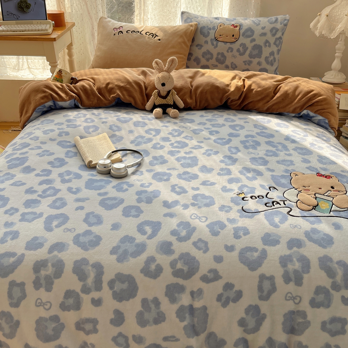 91家纺网 家纺一手货源 找家纺 轻奢坊 2025新款牛奶绒可爱猫咪豹纹贴布绣四件套 蓝豹黑皮猫