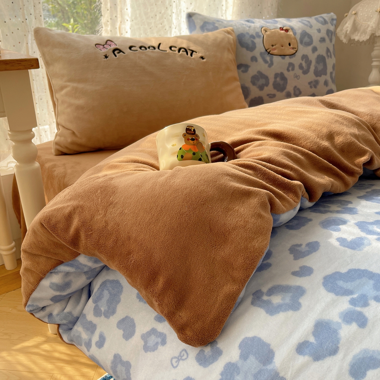 91家纺网 家纺一手货源 找家纺 轻奢坊 2025新款牛奶绒可爱猫咪豹纹贴布绣四件套 蓝豹黑皮猫