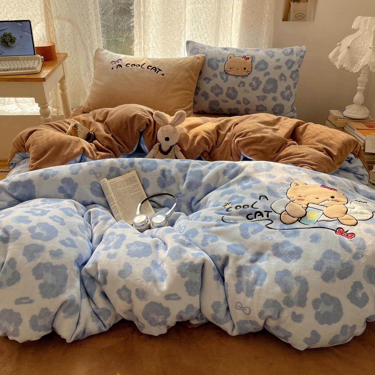 91家纺网 家纺一手货源 找家纺 轻奢坊 2025新款牛奶绒可爱猫咪豹纹贴布绣四件套 蓝豹黑皮猫