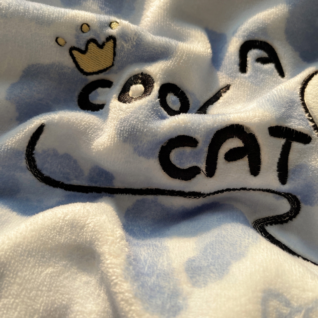 91家纺网 家纺一手货源 找家纺 轻奢坊 2025新款牛奶绒可爱猫咪豹纹贴布绣四件套 蓝豹黑皮猫