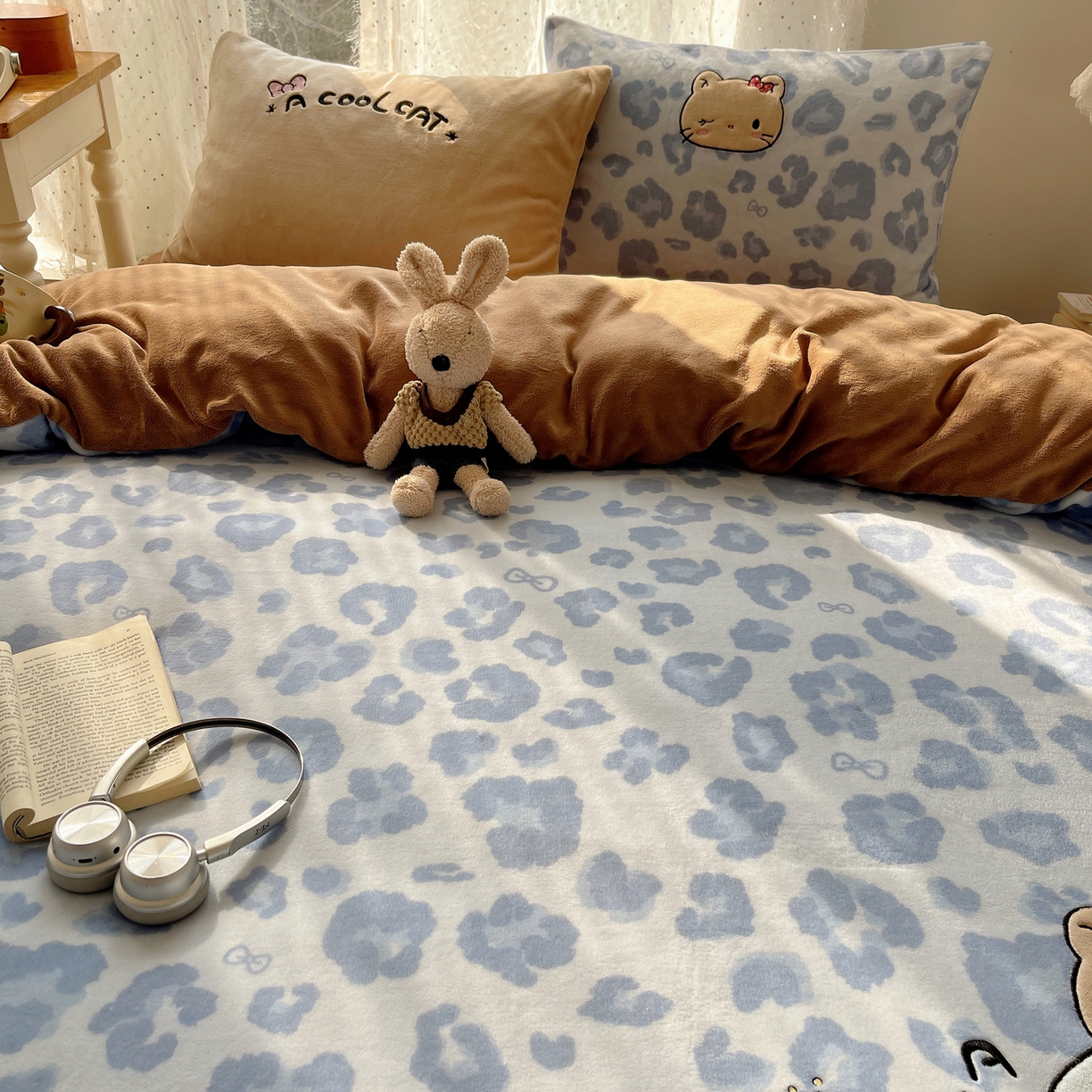 91家纺网 家纺一手货源 找家纺 轻奢坊 2025新款牛奶绒可爱猫咪豹纹贴布绣四件套 蓝豹黑皮猫