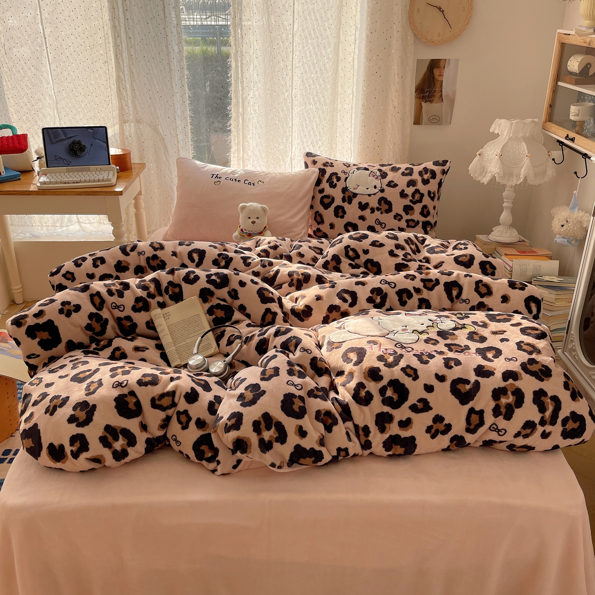 91家纺网 家纺一手货源 找家纺 （总）轻奢坊 2025新款牛奶绒可爱猫咪豹纹贴布绣四件套