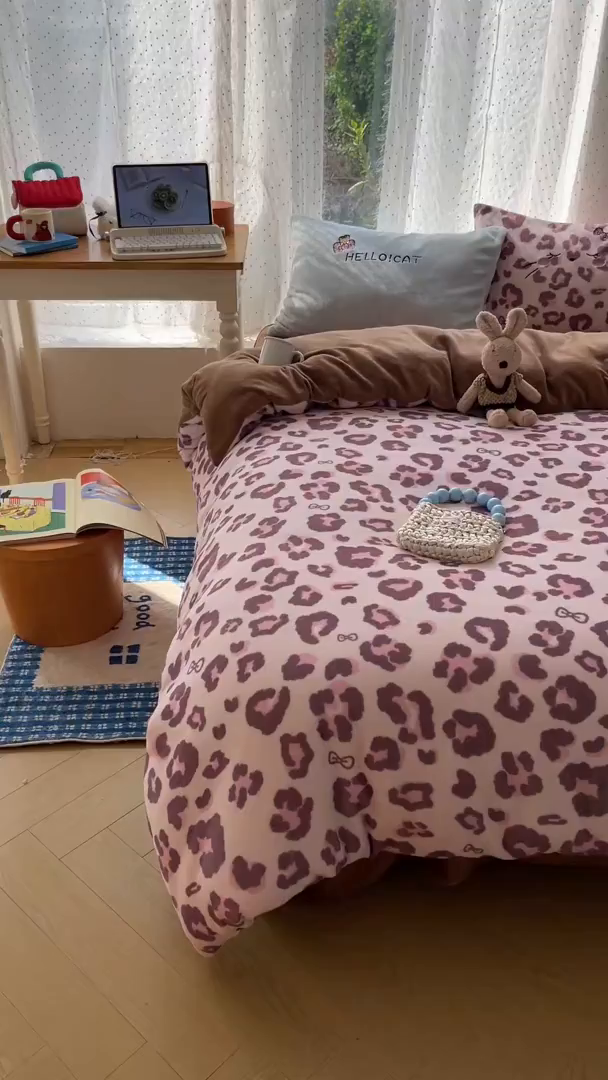 91家纺网 家纺一手货源 找家纺 轻奢坊 2025新款牛奶绒可爱猫咪豹纹贴布绣四件套 粉豹呆萌猫