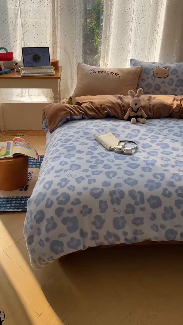 91家纺网 家纺一手货源 找家纺 轻奢坊 2025新款牛奶绒可爱猫咪豹纹贴布绣四件套 蓝豹黑皮猫