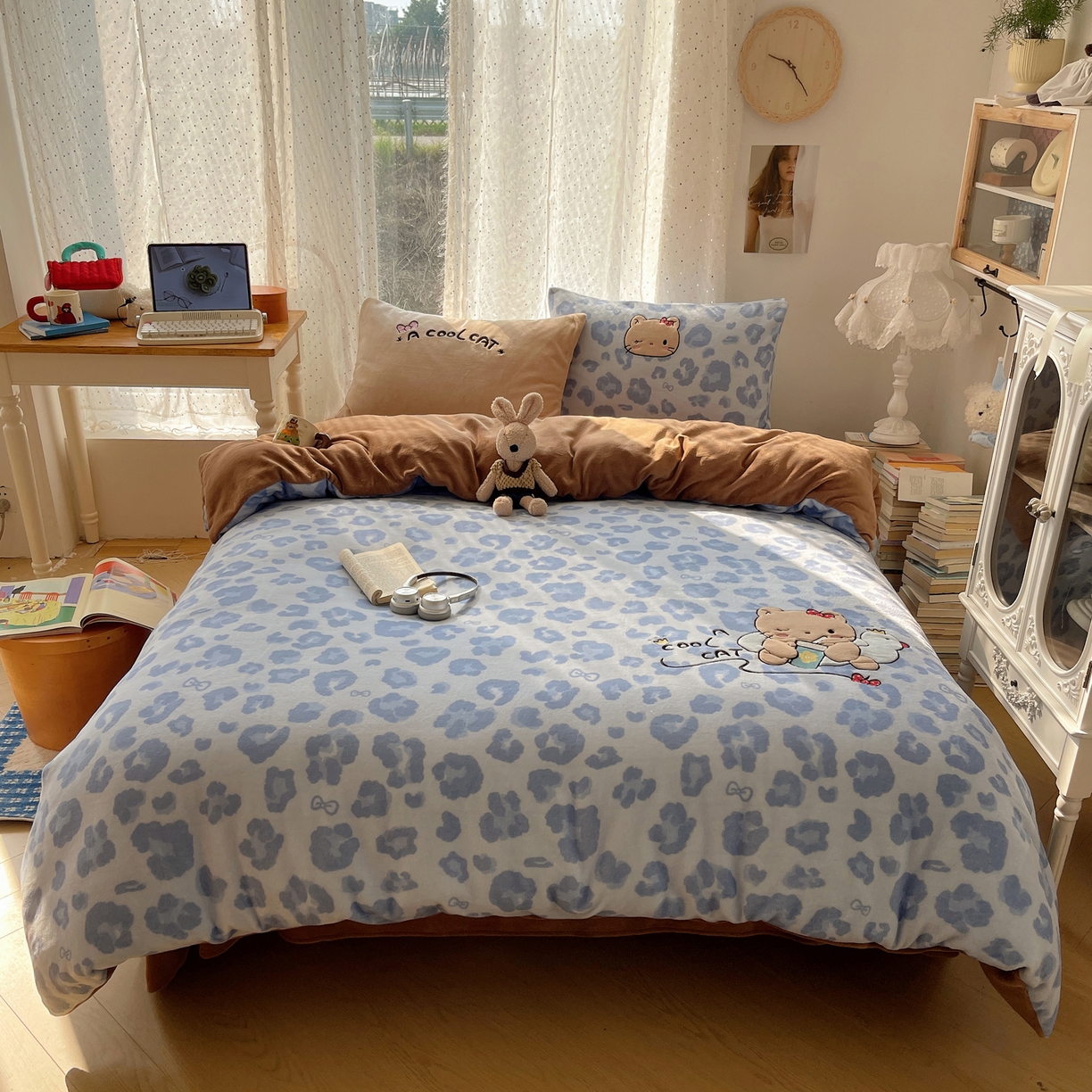 91家纺网 家纺一手货源 找家纺 轻奢坊 2025新款牛奶绒可爱猫咪豹纹贴布绣四件套 蓝豹黑皮猫