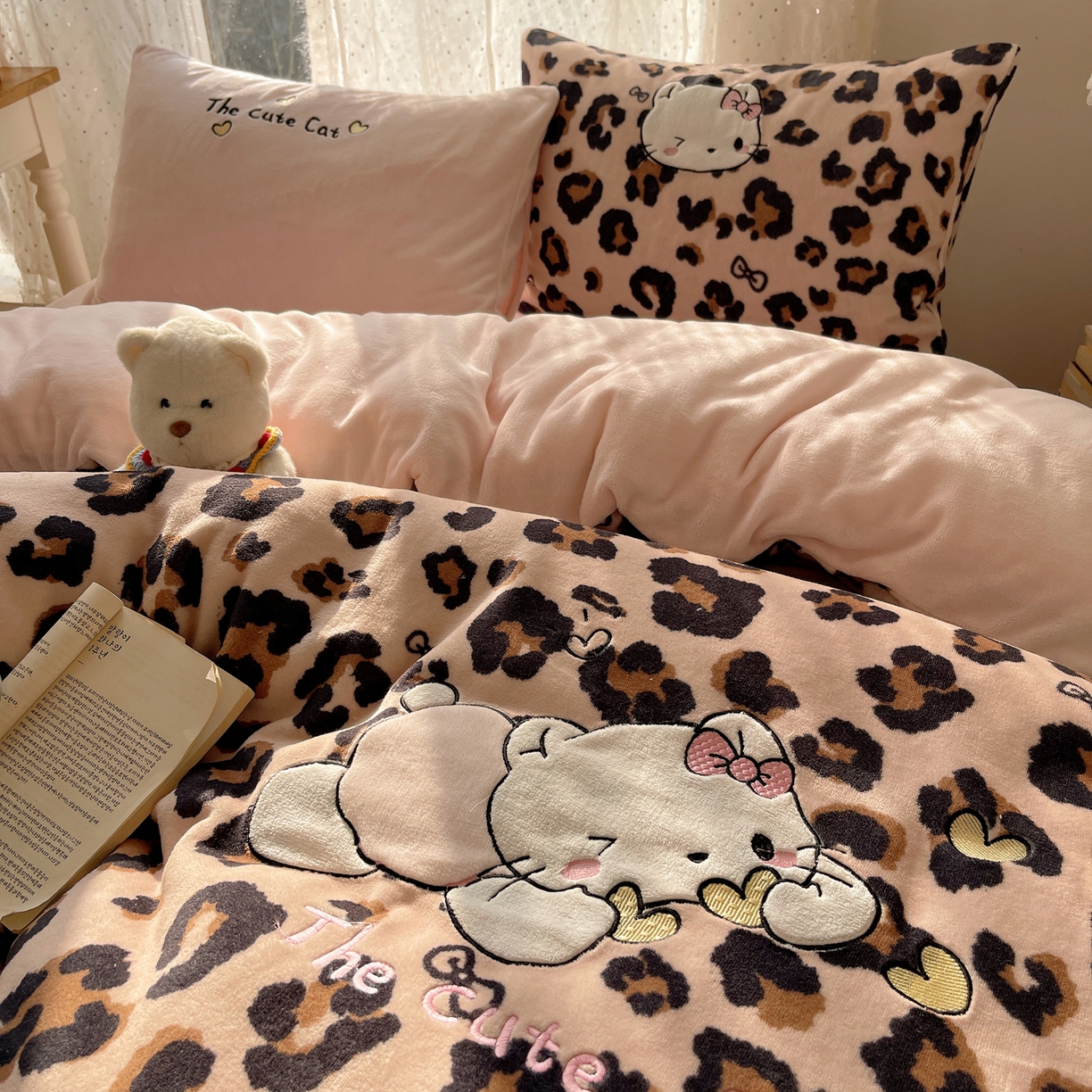 91家纺网 家纺一手货源 找家纺 （总）轻奢坊 2025新款牛奶绒可爱猫咪豹纹贴布绣四件套