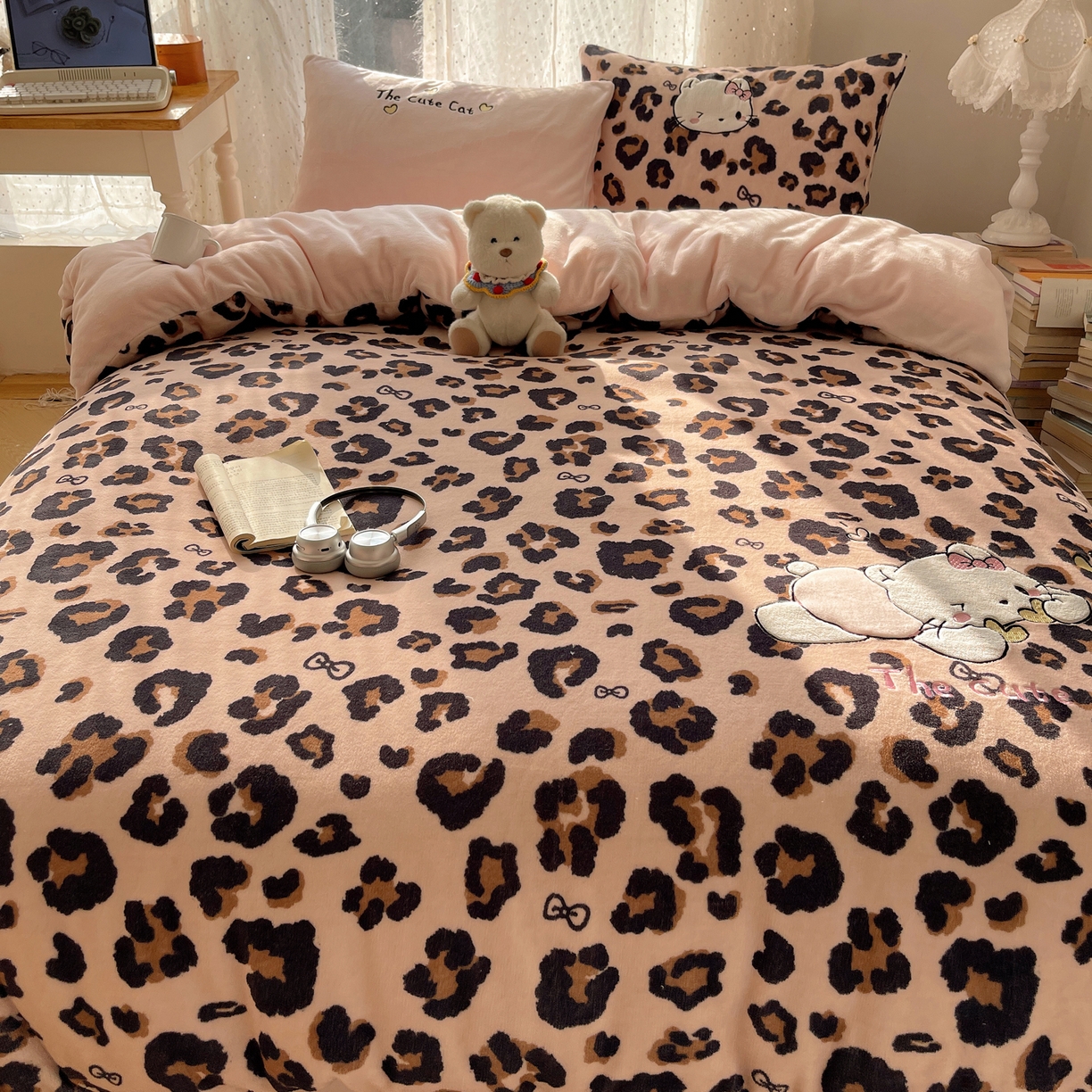 91家纺网 家纺一手货源 找家纺 （总）轻奢坊 2025新款牛奶绒可爱猫咪豹纹贴布绣四件套