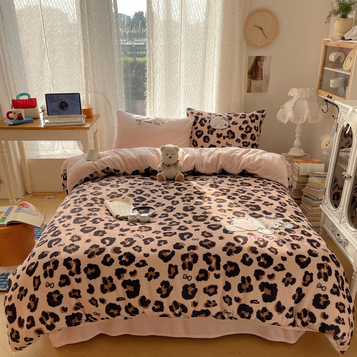 91家纺网 家纺一手货源 找家纺 （总）轻奢坊 2025新款牛奶绒可爱猫咪豹纹贴布绣四件套