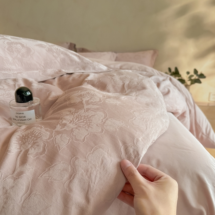 91家纺网 家纺一手货源 找家纺 禾时 2025新款轻奢高支浮雕立体提花床盖款四件套 兰亭（藕粉）
