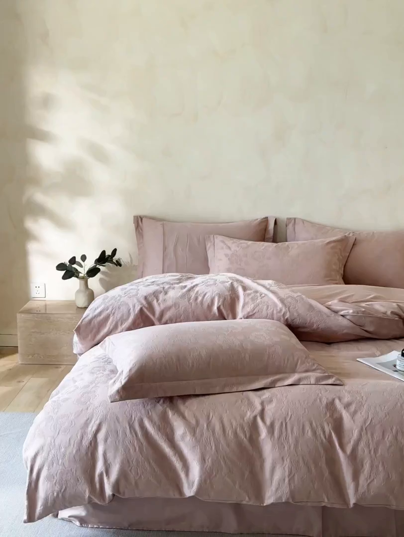 91家纺网 家纺一手货源 找家纺 禾时 2025新款轻奢高支浮雕立体提花床盖款四件套 兰亭（藕粉）