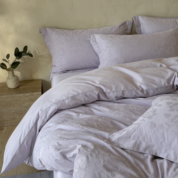 91家纺网 家纺一手货源 找家纺 禾时 2025新款轻奢高支浮雕立体提花床盖款四件套 兰亭（淡雅紫）