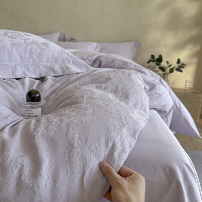 91家纺网 家纺一手货源 找家纺 禾时 2025新款轻奢高支浮雕立体提花床盖款四件套 兰亭（淡雅紫）