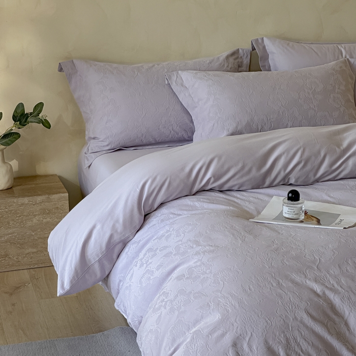 91家纺网 家纺一手货源 找家纺 禾时 2025新款轻奢高支浮雕立体提花床盖款四件套 兰亭（淡雅紫）