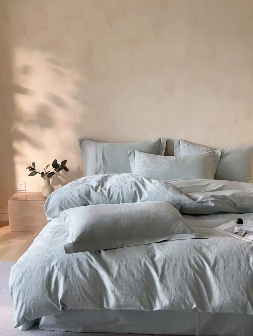 91家纺网 家纺一手货源 找家纺 禾时 2025新款轻奢高支浮雕立体提花床盖款四件套 兰亭（梵星蓝）