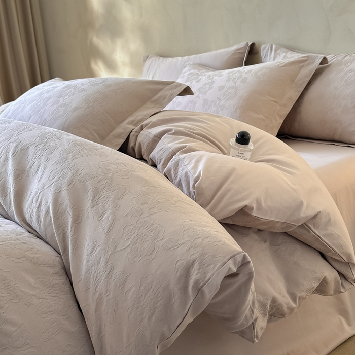 91家纺网 家纺一手货源 找家纺 禾时 2025新款轻奢高支浮雕立体提花床盖款四件套 兰亭（灰）