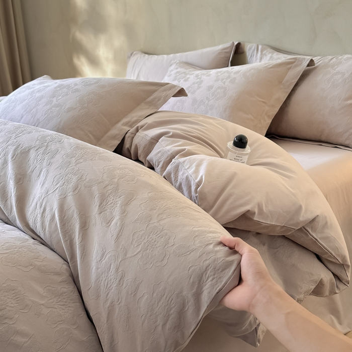 91家纺网 家纺一手货源 找家纺 禾时 2025新款轻奢高支浮雕立体提花床盖款四件套 兰亭（灰）