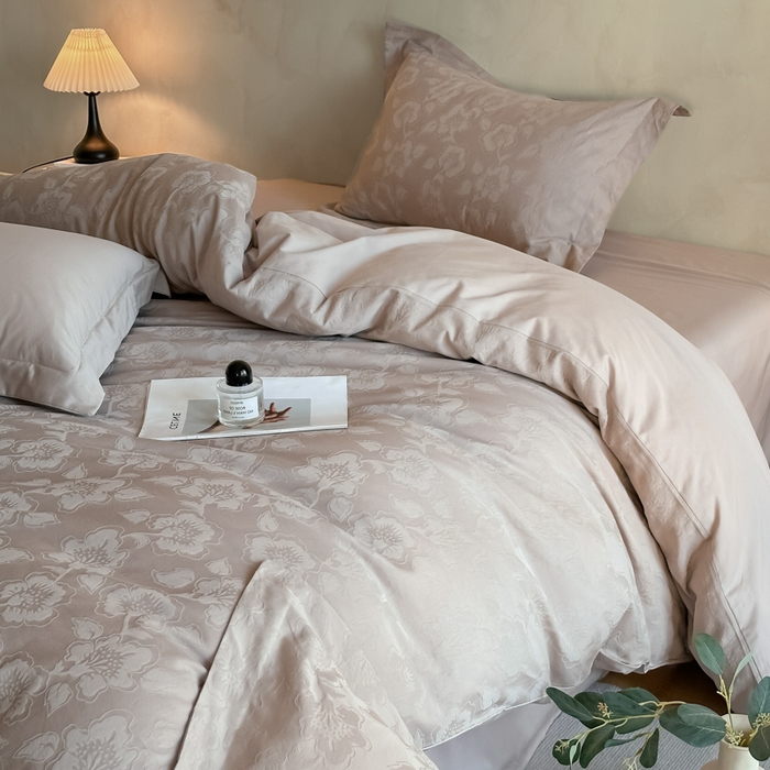 91家纺网 家纺一手货源 找家纺 禾时 2025新款轻奢高支浮雕立体提花床盖款四件套 兰亭（灰）