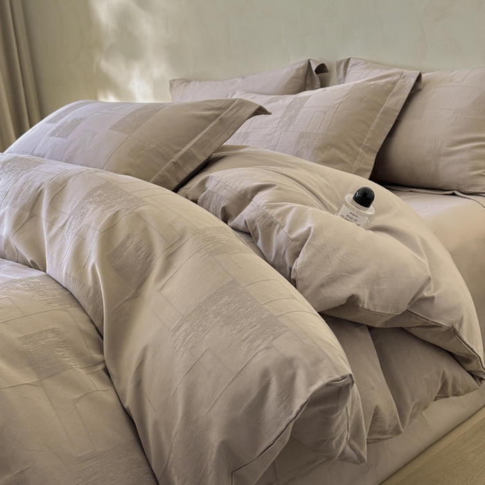 91家纺网 家纺一手货源 找家纺 禾时 2025新款轻奢高支浮雕立体提花床盖款四件套 空白格（咖）