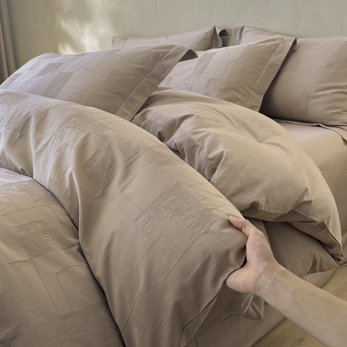 91家纺网 家纺一手货源 找家纺 禾时 2025新款轻奢高支浮雕立体提花床盖款四件套 空白格（咖）