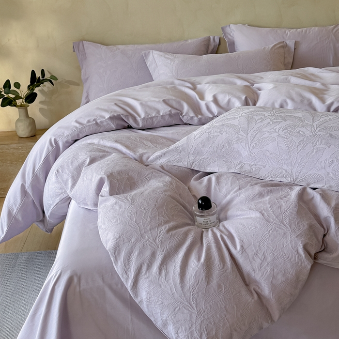 91家纺网 家纺一手货源 找家纺 禾时 2025新款轻奢高支浮雕立体提花床盖款四件套 威廉（淡雅紫）