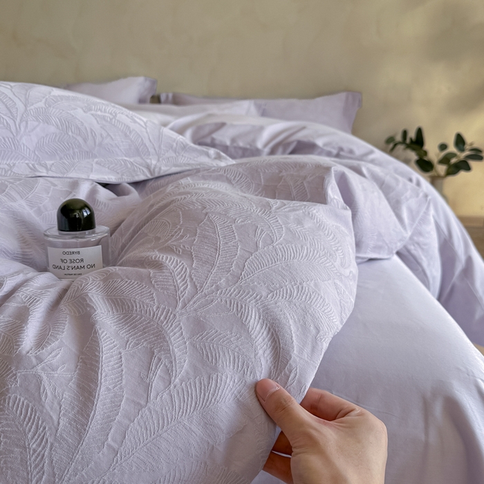 91家纺网 家纺一手货源 找家纺 禾时 2025新款轻奢高支浮雕立体提花床盖款四件套 威廉（淡雅紫）