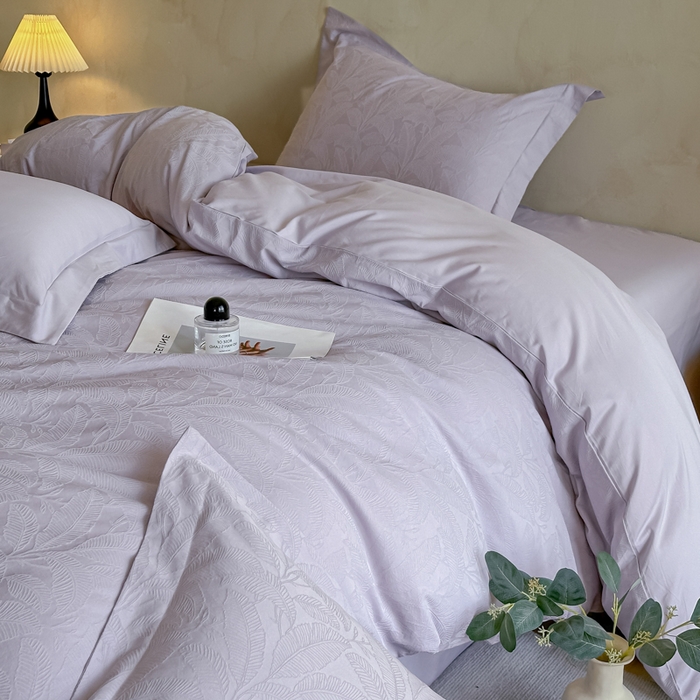 91家纺网 家纺一手货源 找家纺 禾时 2025新款轻奢高支浮雕立体提花床盖款四件套 威廉（淡雅紫）