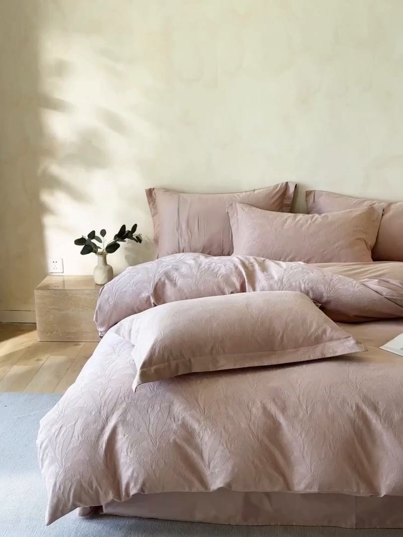 91家纺网 家纺一手货源 找家纺 禾时 2025新款轻奢高支浮雕立体提花床盖款四件套 威廉（淡雅紫）