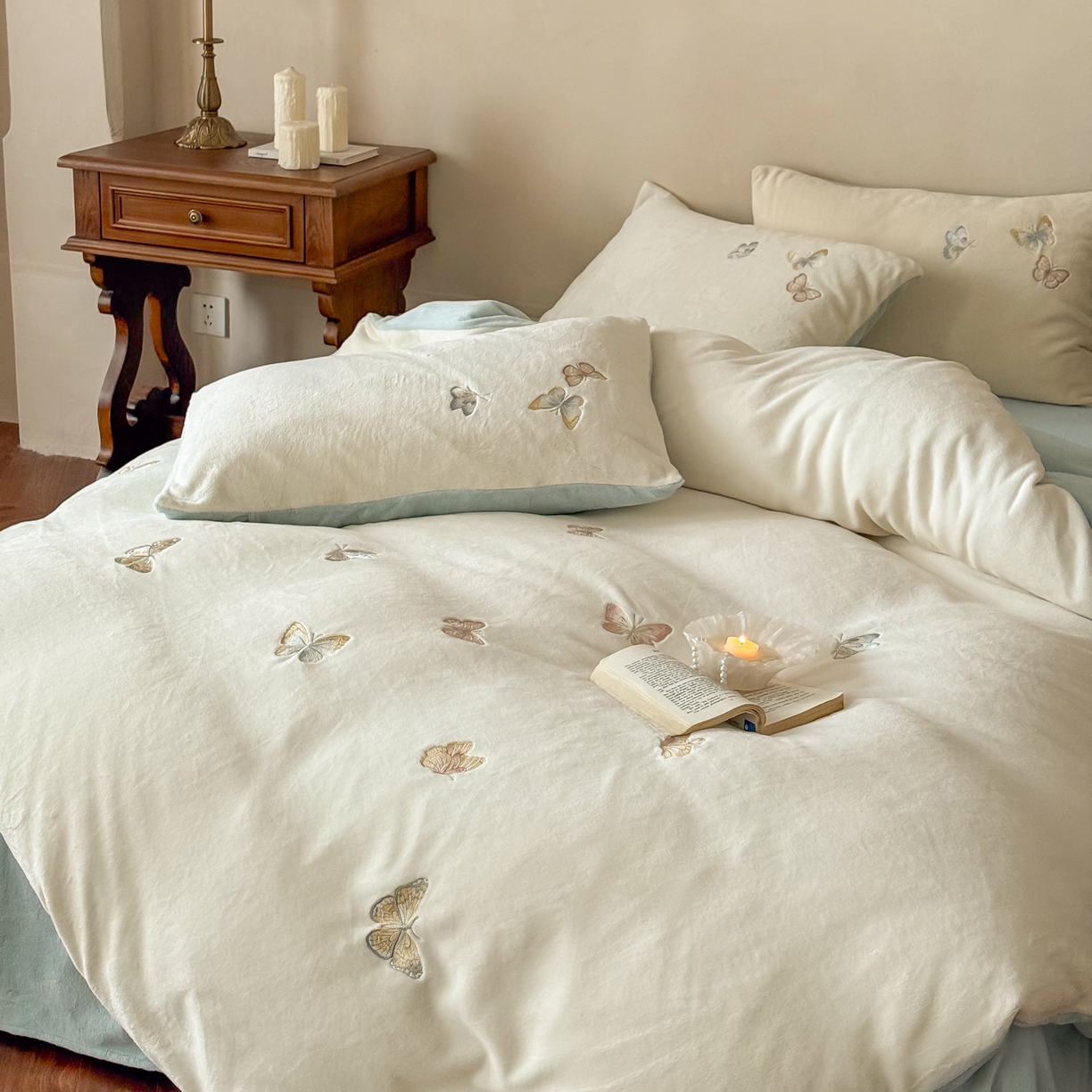 91家纺网 家纺一手货源 找家纺 （总）FORTWO家纺原创设计（FOR TWO家纺） 2025新款230克牛奶绒蝴蝶刺绣四件套-星辰 （券前）基础价不低于小号208元，中号258元，大号298元 会员-10