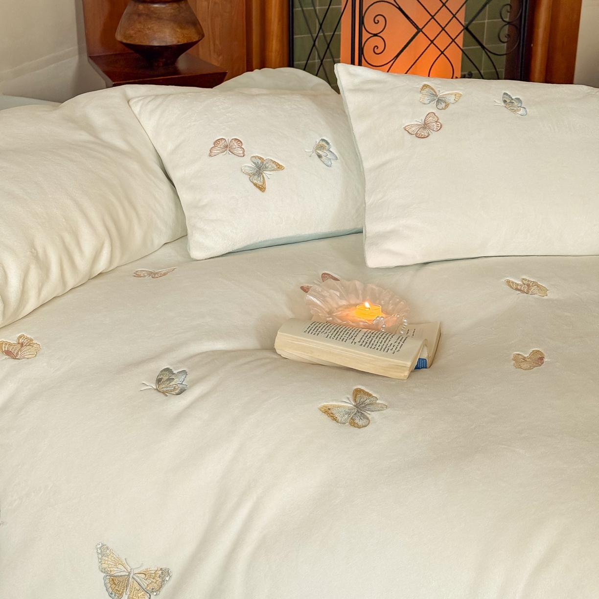 91家纺网 家纺一手货源 找家纺 FORTWO家纺原创设计（FOR TWO家纺） 2025新款230克牛奶绒蝴蝶刺绣四件套-星辰 （券前）基础价不低于小号208元，中号258元，大号298元 会员-10 星辰-白