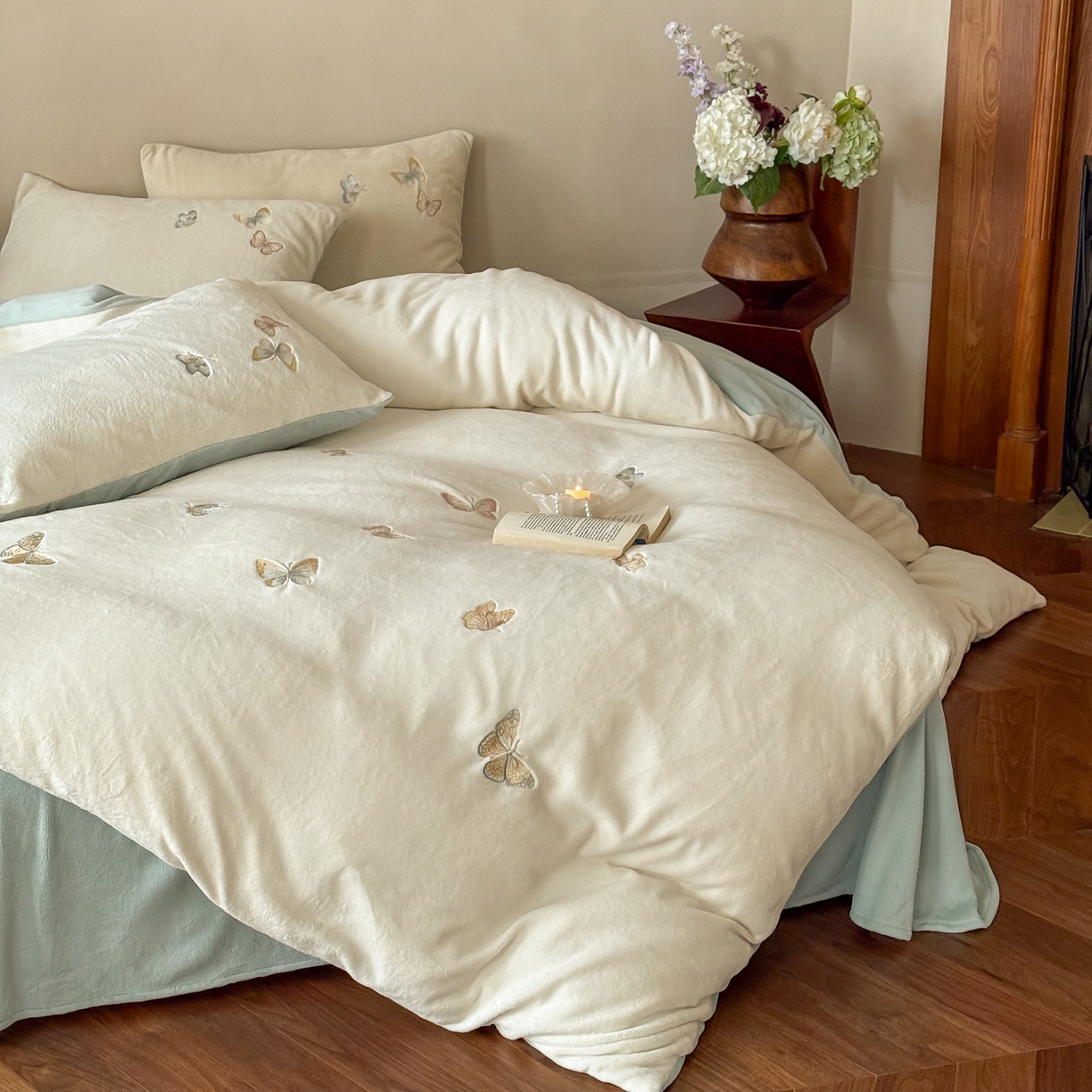 91家纺网 家纺一手货源 找家纺 FORTWO家纺原创设计（FOR TWO家纺） 2025新款230克牛奶绒蝴蝶刺绣四件套-星辰 （券前）基础价不低于小号208元，中号258元，大号298元 会员-10 星辰-白