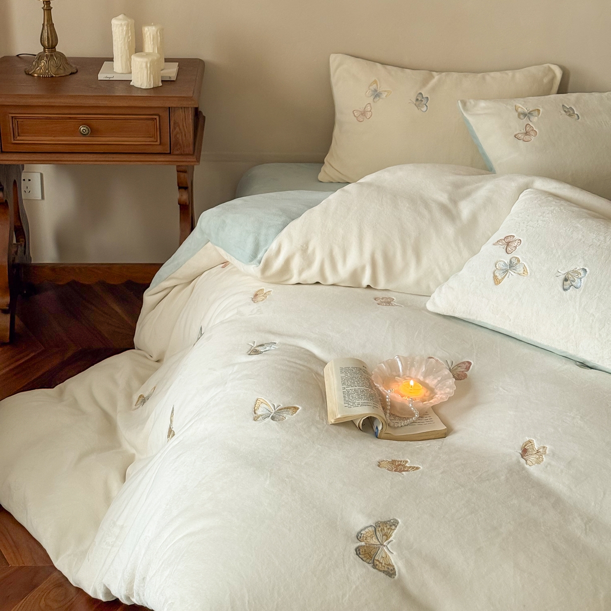 91家纺网 家纺一手货源 找家纺 FORTWO家纺原创设计（FOR TWO家纺） 2025新款230克牛奶绒蝴蝶刺绣四件套-星辰 （券前）基础价不低于小号208元，中号258元，大号298元 会员-10 星辰-白