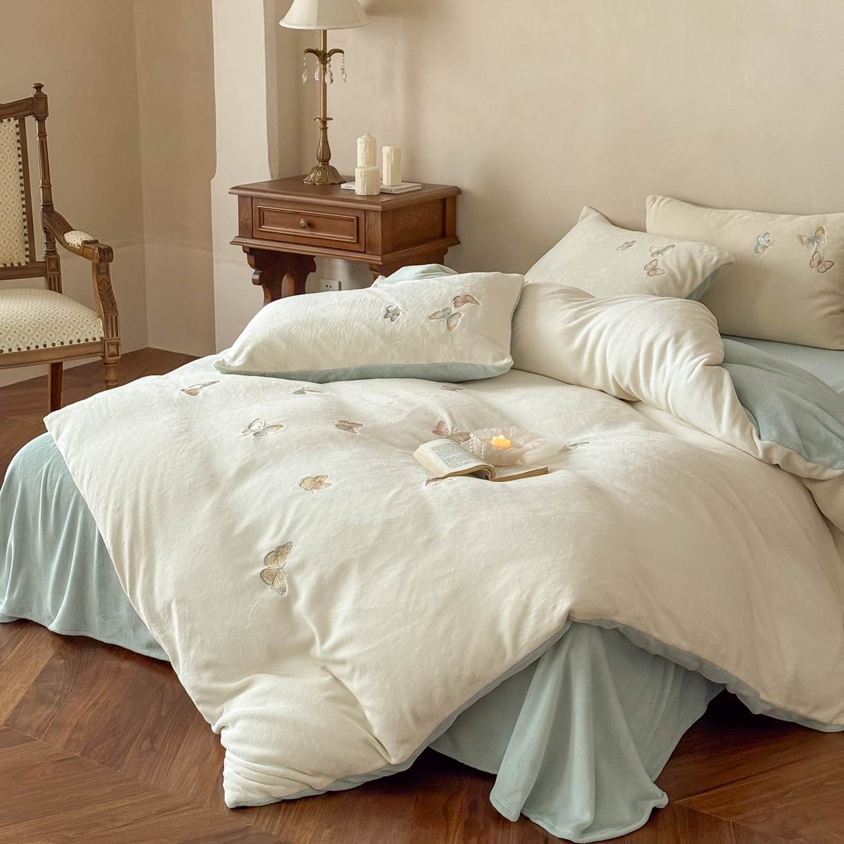 91家纺网 家纺一手货源 找家纺 FORTWO家纺原创设计（FOR TWO家纺） 2025新款230克牛奶绒蝴蝶刺绣四件套-星辰 （券前）基础价不低于小号208元，中号258元，大号298元 会员-10 星辰-白