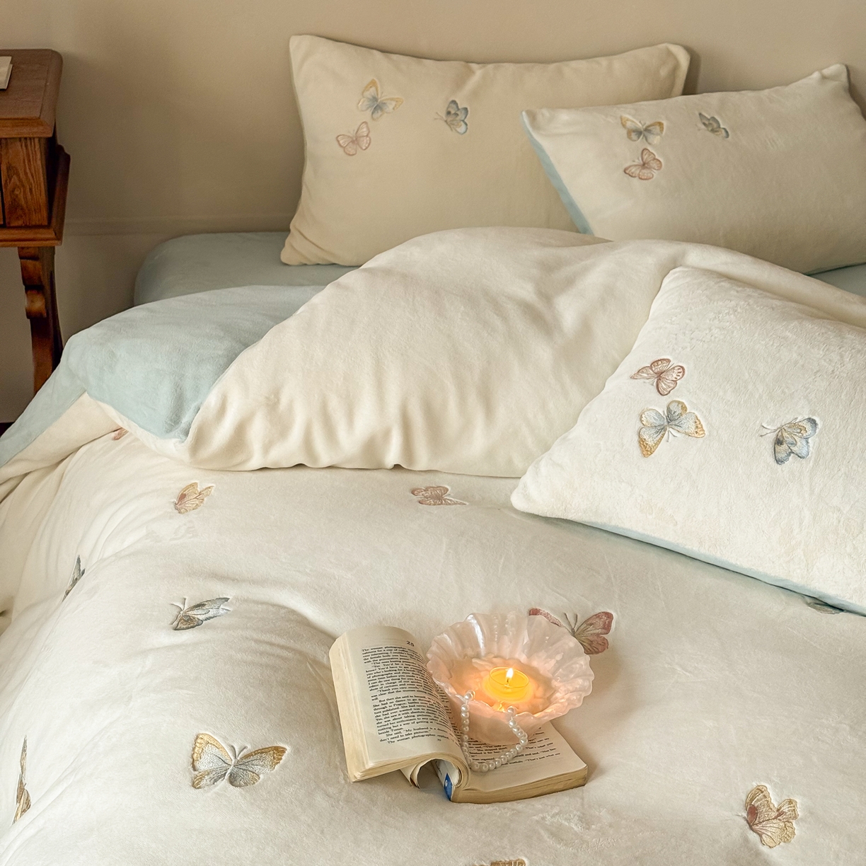 91家纺网 家纺一手货源 找家纺 FORTWO家纺原创设计（FOR TWO家纺） 2025新款230克牛奶绒蝴蝶刺绣四件套-星辰 （券前）基础价不低于小号208元，中号258元，大号298元 会员-10 星辰-白