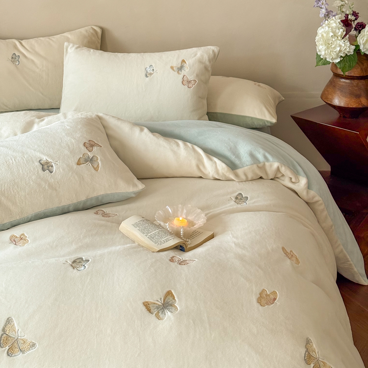 91家纺网 家纺一手货源 找家纺 FORTWO家纺原创设计（FOR TWO家纺） 2025新款230克牛奶绒蝴蝶刺绣四件套-星辰 （券前）基础价不低于小号208元，中号258元，大号298元 会员-10 星辰-白